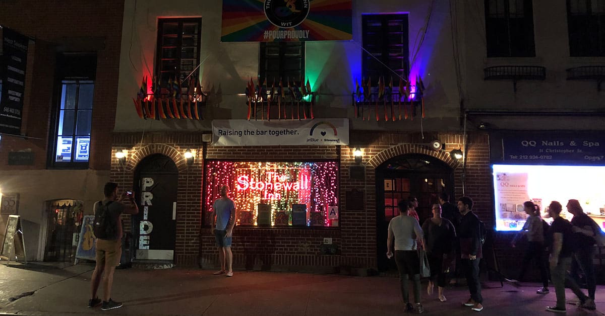 El levantamiento de Stonewall en el Stonewall Inn impulsó la lucha por los derechos LGBTQ+