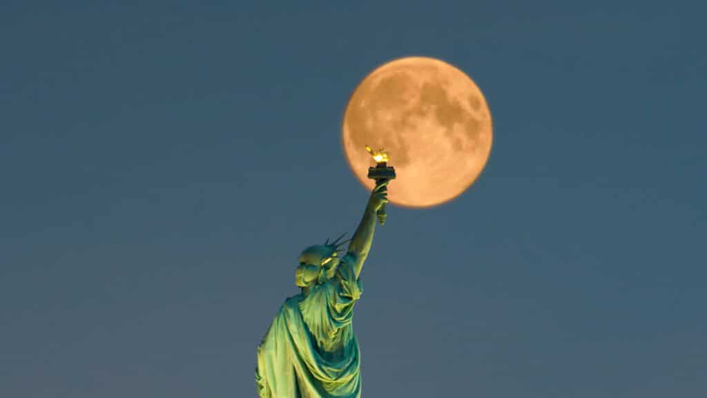 Buck Moon over New York City (David M. Sacerdote/Dreamstime)