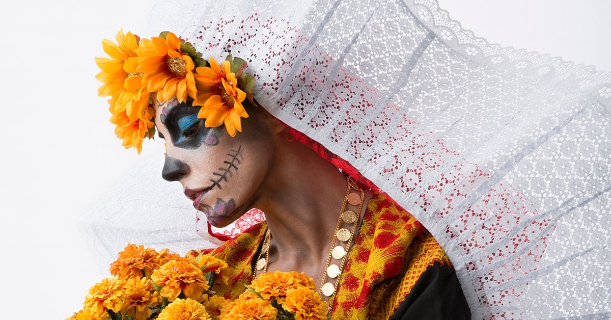 Calpulli Día de Los Muertos (Tag der Toten) feiert das mexikanische Familienleben im Queens Theatre