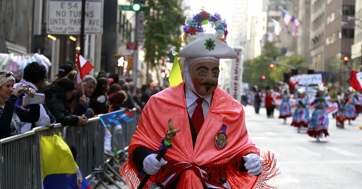 موكب اليوم الإسباني هو الاحتفال الرئيسي بشهر التراث الإسباني في نيويورك