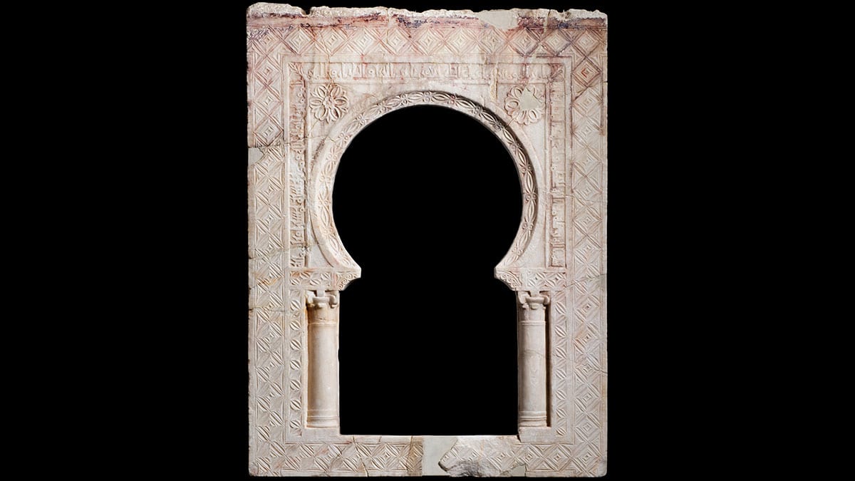 Madinat al-Zahra, Arched window with dedicatory inscription. Marble. 961–62 CE (350 AH). (Conjunto Arqueológico Madinat al-Zahra/New York University)