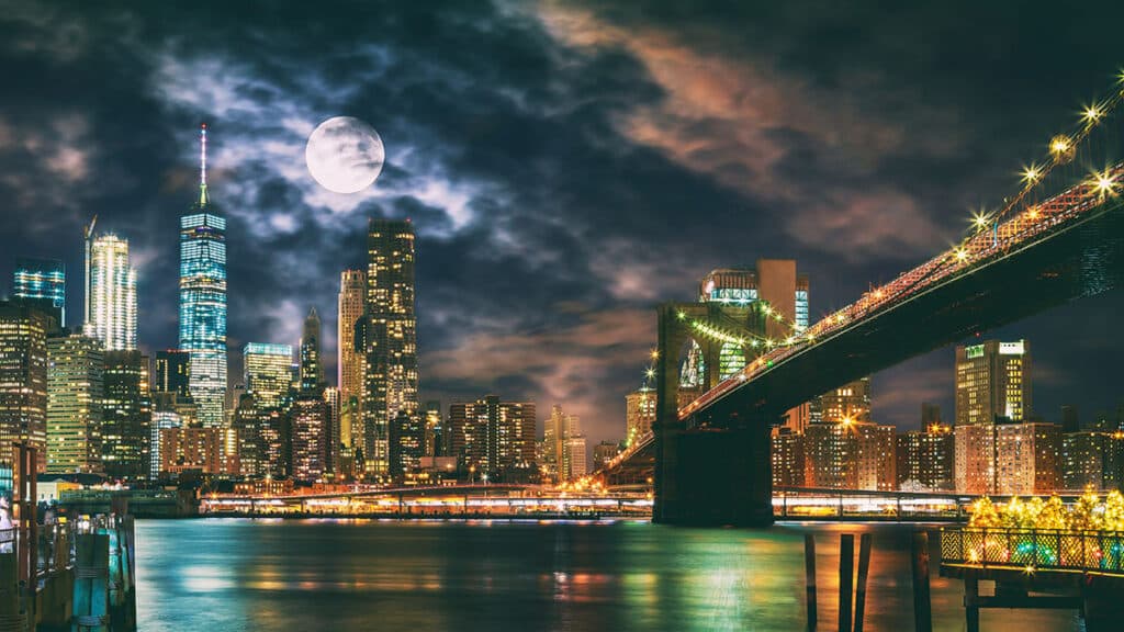 Wolf Moon over New York City (Photovs-Dreamstime)